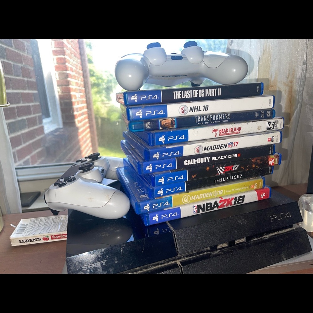 Used PlayStation 4 including games in the picture